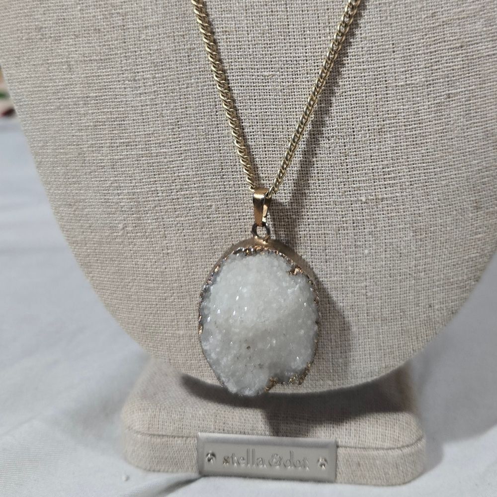 White Crystal Rock Pendant With Necklace Gold Tone - Picture 2 of 7